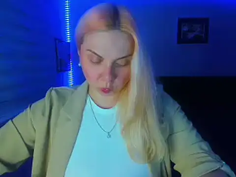 HappyIva online show from 12-22-25, 03:42