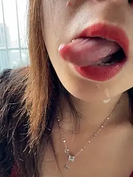 Snapshot of SSSniang- chatting on 10-28-25, 01:31 SSSniang- online show from 10-28-25, 01:31