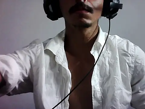 Snapshot of MagrinhoSaradoo chatting on 11-02-25, 12:35 MagrinhoSaradoo online show from 11-02-25, 12:35