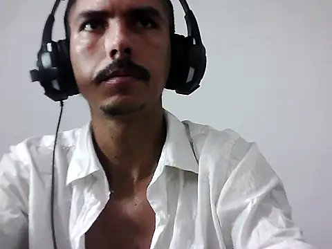 Snapshot of MagrinhoSaradoo chatting on 11-02-25, 11:07 MagrinhoSaradoo online show from 11-02-25, 11:07