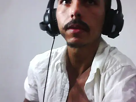 Snapshot of MagrinhoSaradoo chatting on 11-11-25, 11:43 MagrinhoSaradoo online show from 11-11-25, 11:43