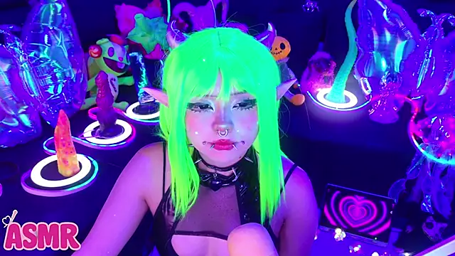 Snapshot of LaytonBox chatting on 02-05-26, 01:05 LaytonBox online show from 02-05-26, 01:05