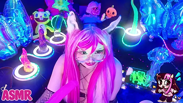 Snapshot of LaytonBox chatting on 02-16-26, 01:40 LaytonBox online show from 02-16-26, 01:40