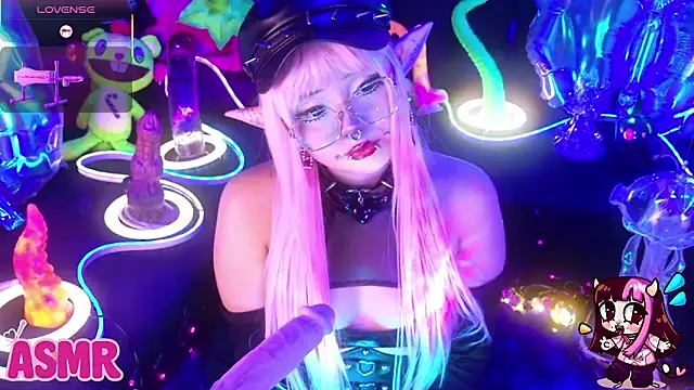 Snapshot of LaytonBox chatting on 03-09-26, 06:01 LaytonBox online show from 03-09-26, 06:01