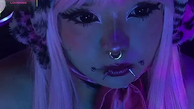 Snapshot of LaytonBox chatting on 03-24-26, 02:11 LaytonBox online show from 03-24-26, 02:11