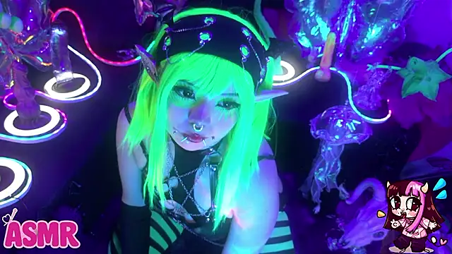 Snapshot of LaytonBox chatting on 03-26-26, 01:28 LaytonBox online show from 03-26-26, 01:28