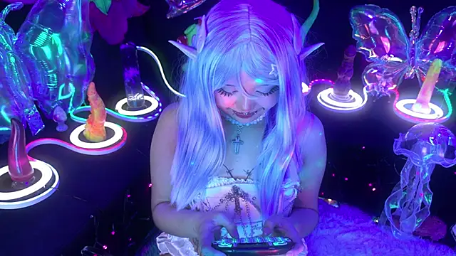 Snapshot of LaytonBox chatting on 04-08-26, 03:45 LaytonBox online show from 04-08-26, 03:45