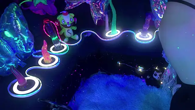 Snapshot of LaytonBox chatting on 04-13-26, 12:43 LaytonBox online show from 04-13-26, 12:43