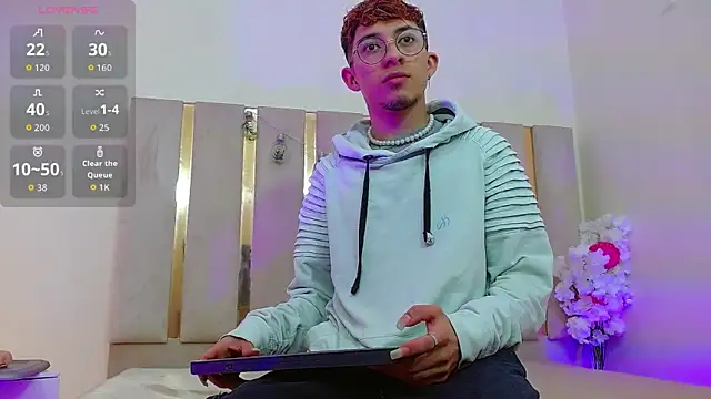 Axel tay online show from 10-24-25, 03:36