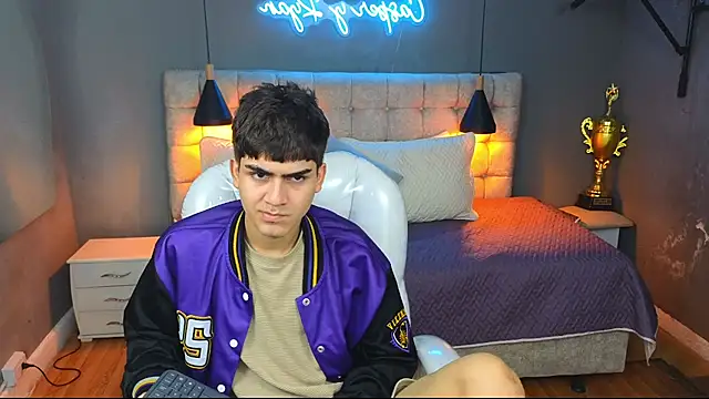 Tommy18   online show from 03-06-25, 07:03