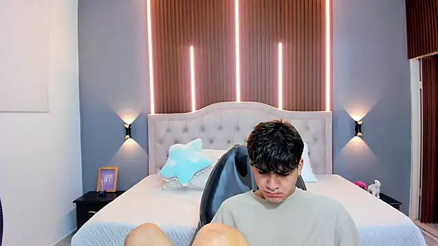 Tommy18   online show from 10-22-25, 03:18