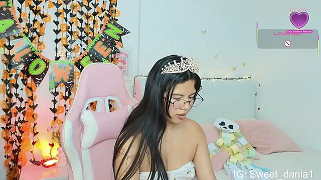 Snapshot of sweet_dania_ chatting on 10-24-25, 08:33 sweet dania online show from 10-24-25, 08:33