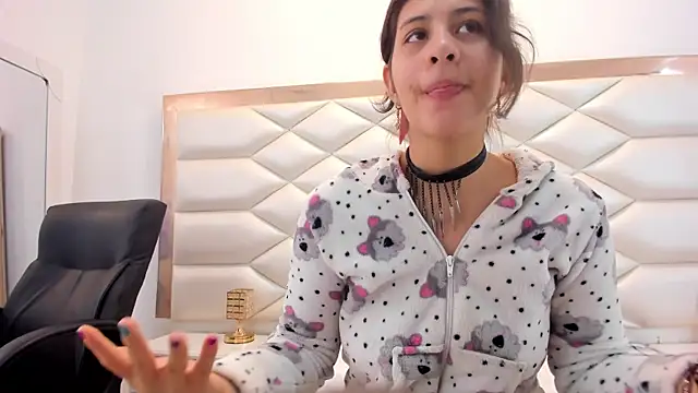 Snapshot of MiaQueen021 chatting on 02-06-25, 06:35 MiaQueen021 online show from 02-06-25, 06:35