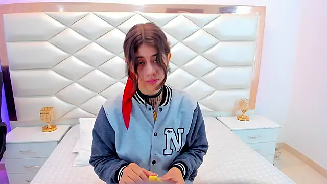 Snapshot of MiaQueen021 chatting on 02-10-25, 12:39 MiaQueen021 online show from 02-10-25, 12:39