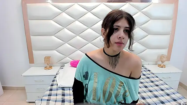 Snapshot of MiaQueen021 chatting on 02-12-25, 12:22 MiaQueen021 online show from 02-12-25, 12:22