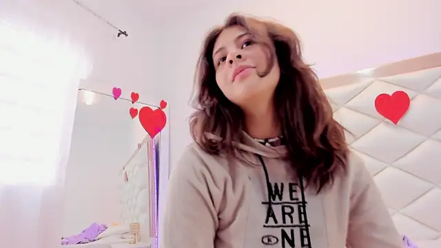 Snapshot of MiaQueen021 chatting on 02-14-25, 06:40 MiaQueen021 online show from 02-14-25, 06:40