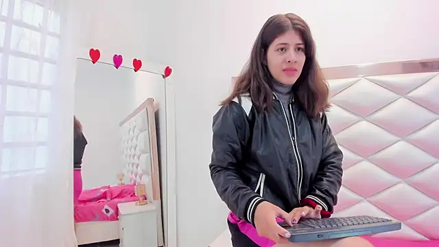 Snapshot of MiaQueen021 chatting on 03-05-25, 12:33 MiaQueen021 online show from 03-05-25, 12:33