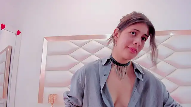 Snapshot of MiaQueen021 chatting on 03-18-25, 06:37 MiaQueen021 online show from 03-18-25, 06:37