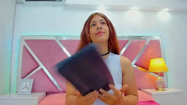 Snapshot of MiaQueen021 chatting on 11-19-25, 01:00 MiaQueen021 online show from 11-19-25, 01:00