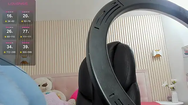 Snapshot of Luceroooo chatting on 03-18-25, 12:25 Luceroooo online show from 03-18-25, 12:25