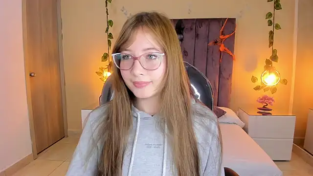 Dahlia Rousse online show from 10-15-25, 11:38