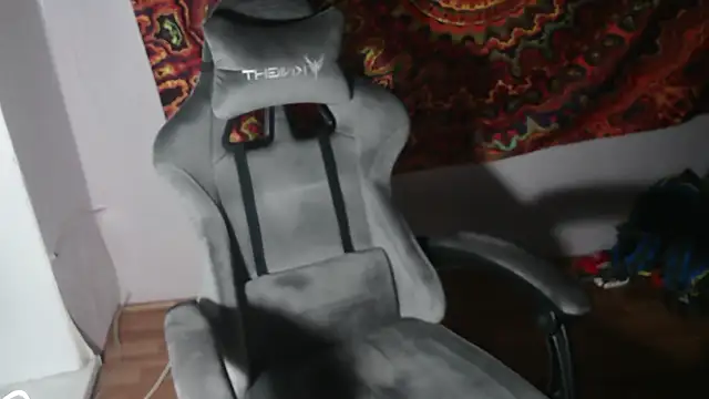 Snapshot of johnny_positive chatting on 10-31-25, 03:57 johnny positive online show from 10-31-25, 03:57