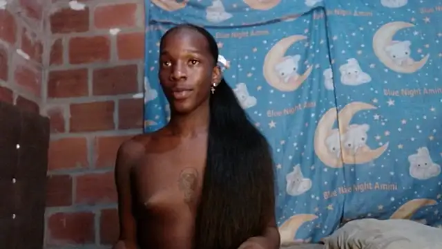 Snapshot of LariCroft12 chatting on 01-12-25, 09:30 LariCroft12 online show from 01-12-25, 09:30