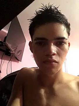 Snapshot of Latinos_2001 chatting on 10-28-25, 01:47 Latinos 2001 online show from 10-28-25, 01:47