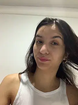 Snapshot of Bella_still chatting on 11-07-25, 01:22 Bella still online show from 11-07-25, 01:22