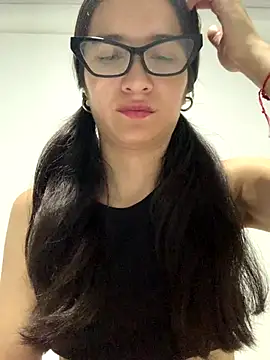 Snapshot of Bella_still chatting on 11-11-25, 12:38 Bella still online show from 11-11-25, 12:38