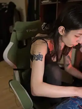 mollyEXD online show from 12-19-25, 06:04