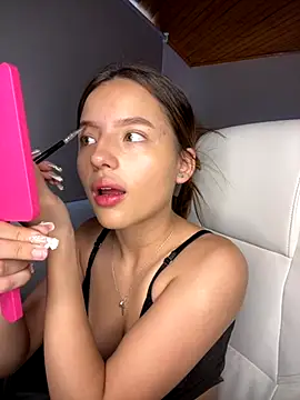 Snapshot of Sofia18_pinkk chatting on 10-18-25, 07:47 Sofia18 pinkk online show from 10-18-25, 07:47