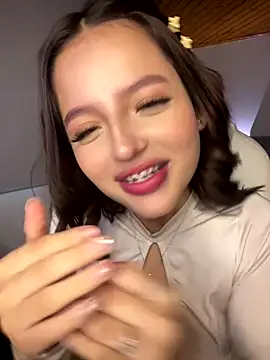 Snapshot of Sofia18_pinkk chatting on 11-18-25, 08:24 Sofia18 pinkk online show from 11-18-25, 08:24