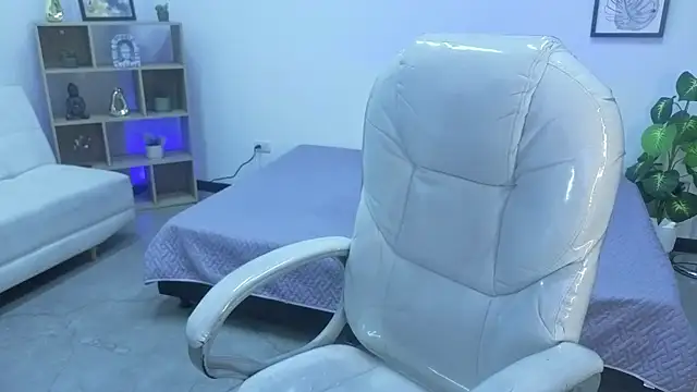 Nicole Foxx  online show from 10-14-25, 07:36