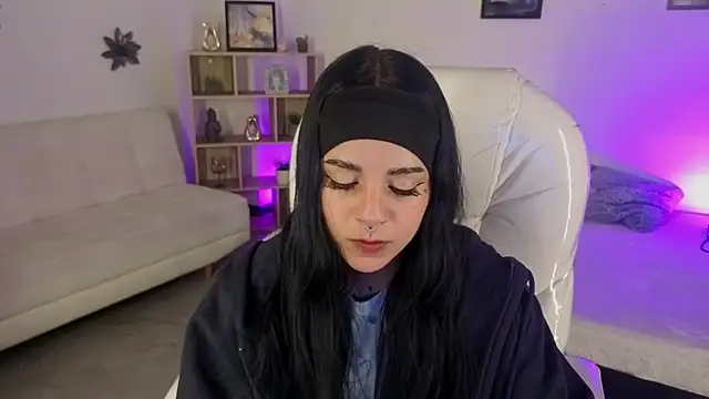 Nicole Foxx  online show from 10-25-25, 08:03