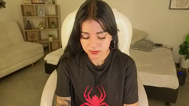 Nicole Foxx  online show from 10-28-25, 07:38