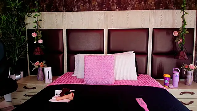 Bella Smiith  online show from 11-08-25, 12:27