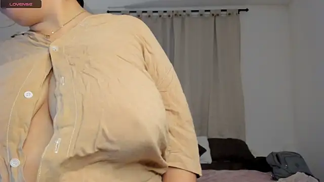 Snapshot of brithany_olson25 chatting on 10-29-25, 12:02 brithany olson25 online show from 10-29-25, 12:02