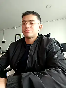 Snapshot of Thonny-becker chatting on 02-08-25, 12:17 Thonny-becker online show from 02-08-25, 12:17