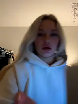 Snapshot of blissdimicco chatting on 10-16-25, 06:31 blissdimicco online show from 10-16-25, 06:31