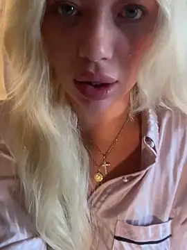 Snapshot of blissdimicco chatting on 10-22-25, 10:04 blissdimicco online show from 10-22-25, 10:04