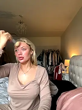 Snapshot of blissdimicco chatting on 10-31-25, 09:32 blissdimicco online show from 10-31-25, 09:32