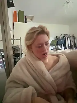 Snapshot of blissdimicco chatting on 11-10-25, 08:35 blissdimicco online show from 11-10-25, 08:35