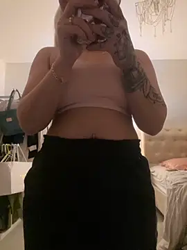 Snapshot of blissdimicco chatting on 11-18-25, 06:56 blissdimicco online show from 11-18-25, 06:56