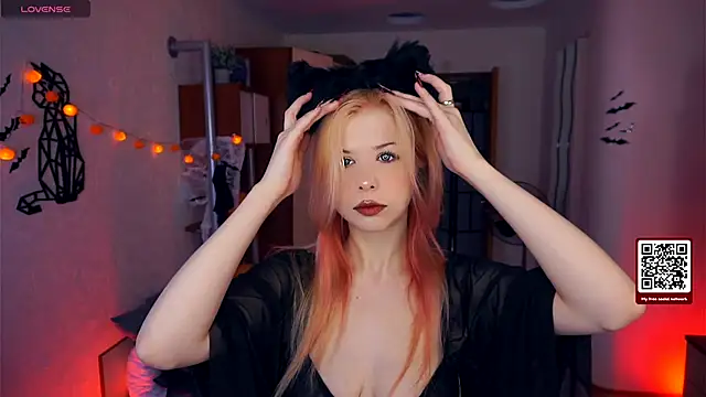 LynetHakes online show from 10-13-25, 04:12