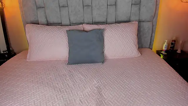 Snapshot of Melody_thonson chatting on 02-21-25, 07:01 Melody thonson online show from 02-21-25, 07:01