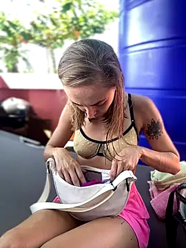 Snapshot of White_Lu chatting on 10-05-25, 03:05 White Lu online show from 10-05-25, 03:05