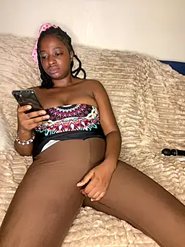 Snapshot of Boneca25 chatting on 12-19-25, 10:11 Boneca25 online show from 12-19-25, 10:11