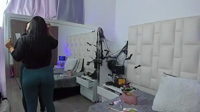 Ariana rouse online show from 10-27-25, 04:11