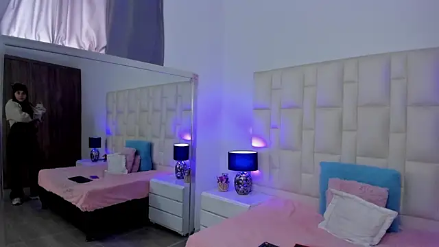 Ariana rouse online show from 11-29-25, 05:05